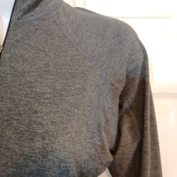 Patagonia thumb hole top - Picture 3 of 16